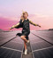 Kvinna som står på Välas tak bland solceller.